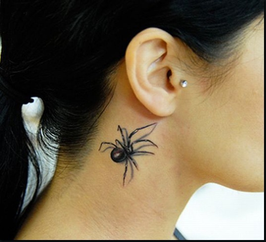 Tatuaje en el cuello, araña realista