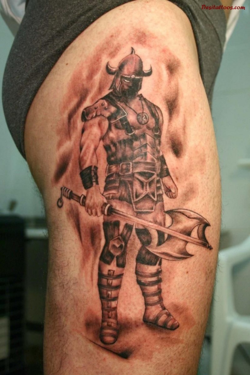 Tatuaje en el muslo, 
retrato de vikingo de cuerpo entero con hacha