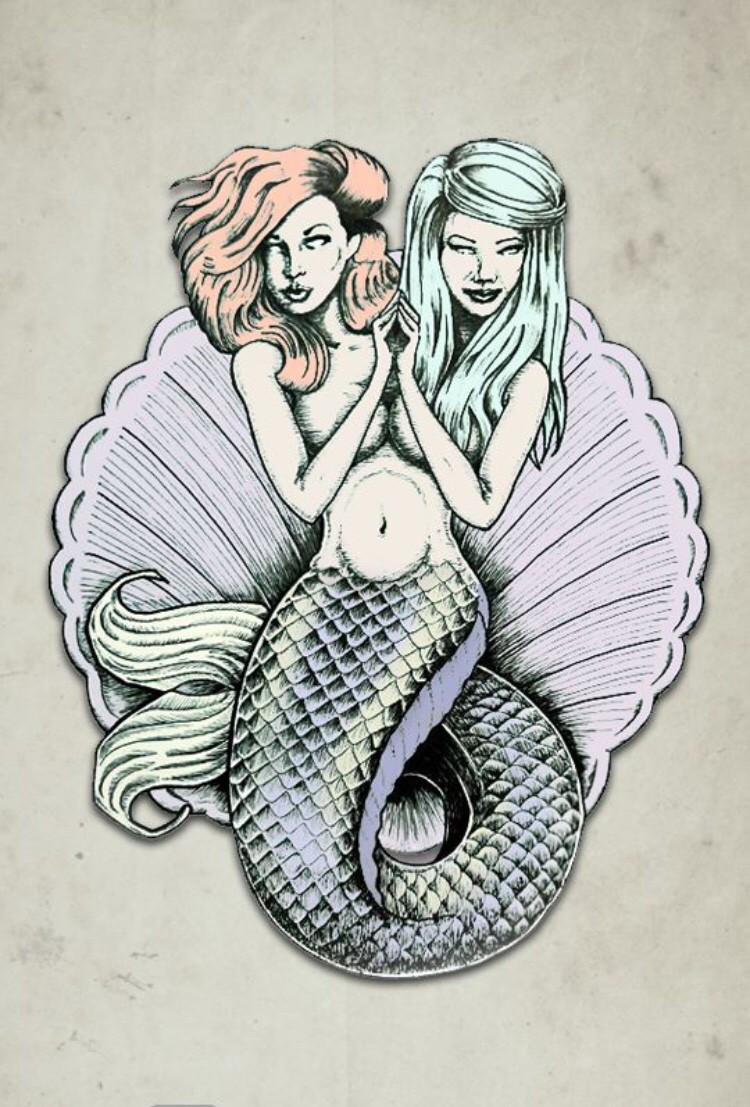 Sereia estranha com cabeça bifurcada no desenho de tatuagem de fundo de concha