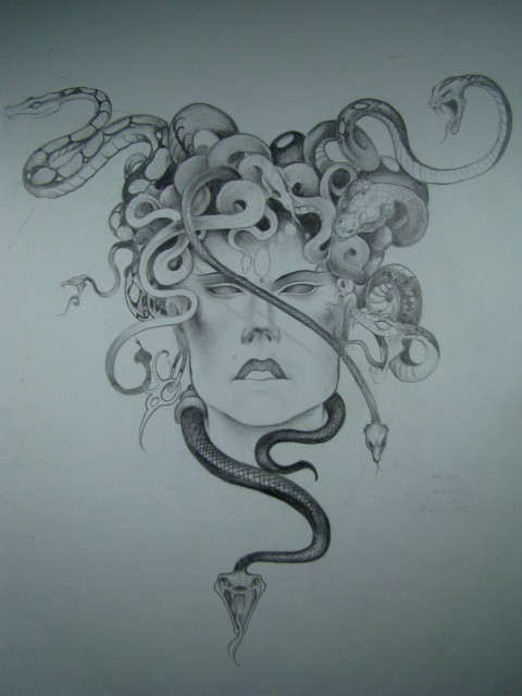 Strick tinta cinza medusa gorgona com design de tatuagem de cobras de cabelo compridas