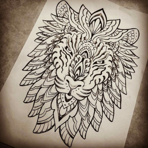 Strick ornamented lion head tattoo design