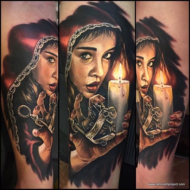 Atemberaubende farbige Porträt Tattoo der mystischen Frau mit Kerze