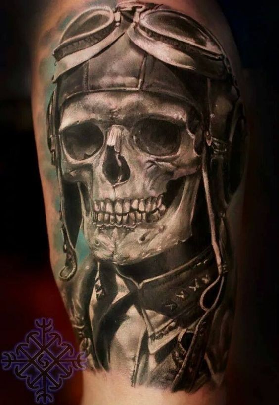 Impressionante tatuagem realista pintada coxa do crânio velho piloto com capacete