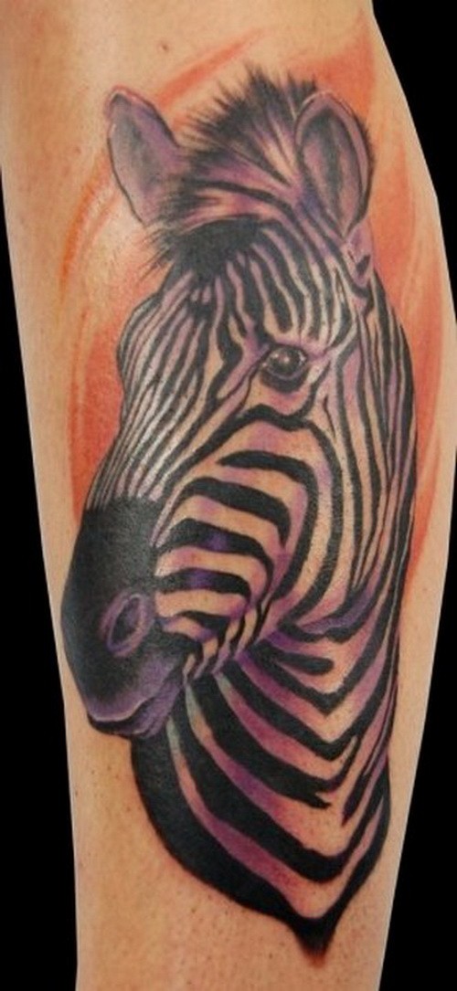 Super violettfarbener Zebrakopf auf orangefarbenem Hintergrund Tattoo
