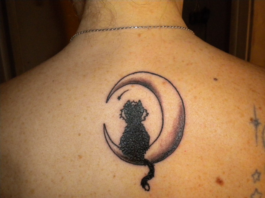 Tatuaggio carino sulla schiena il gatto sulla luna