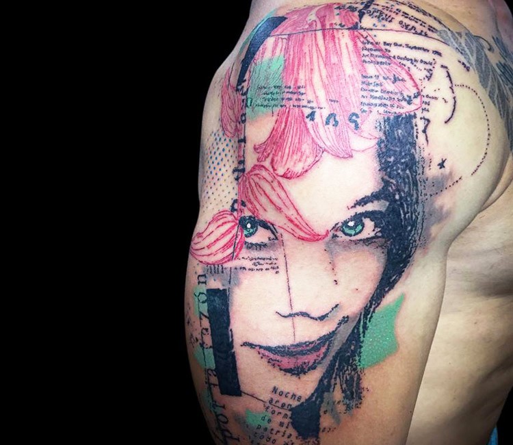 Tatuagem pintada em tatuagem de estilo caseiro de letras com rosto de mulher