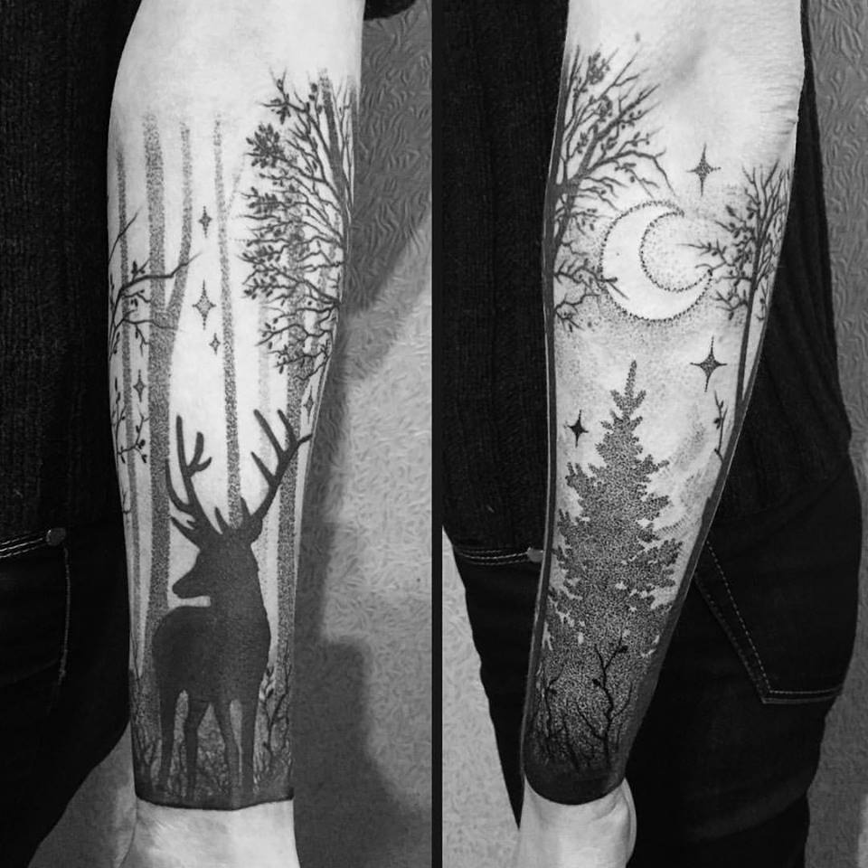 Tatuagem com motivos florestais noturnos, veados e lua