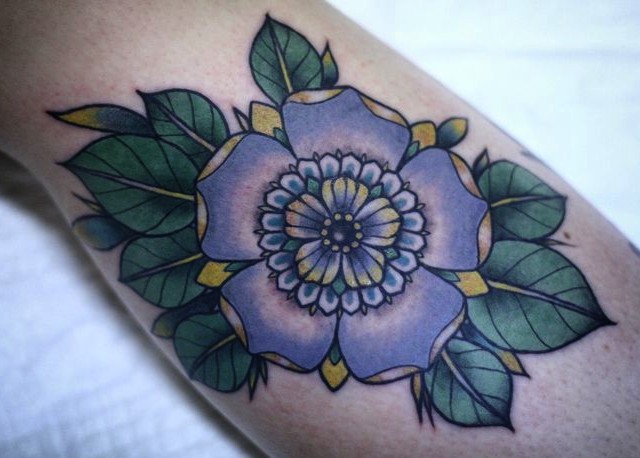 Zarte traditionelle violette Blume Tattoo am Arm