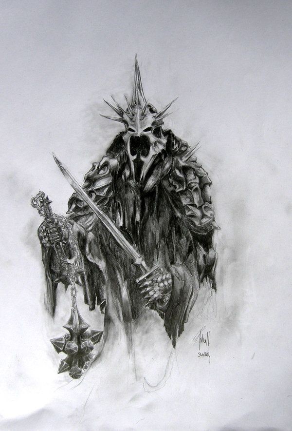 Demônio de tinta preta terrível no capacete com um desenho de tatuagem de espada