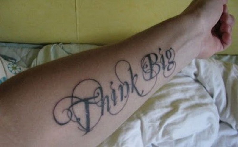 citazione immaginare grande tatuaggio su braccio