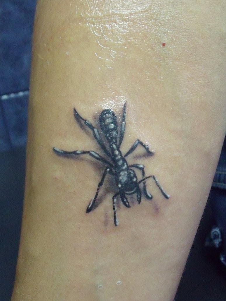 Tattoo mit winziger Ameise in Schwarzweiß an linkem Arm