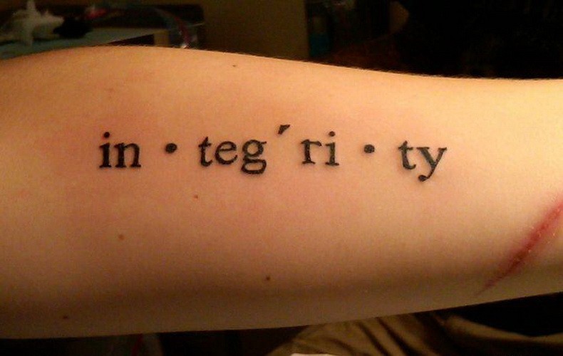 integrita citazione scritto tatuaggio su braccio