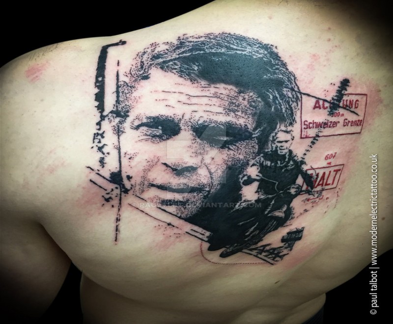 Tatuaggio scapolare colorato Trash in stile Polka del motociclista uomo