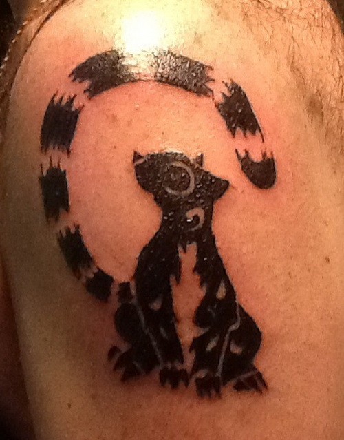 Tatuaje en el brazo,
lémur simple de tinta negra