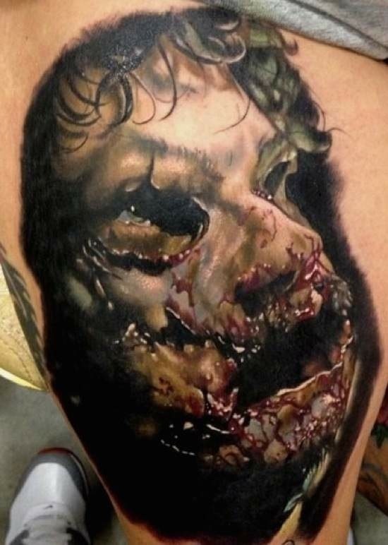 Inacreditável tatuagem muito detalhada de máscara sangrenta