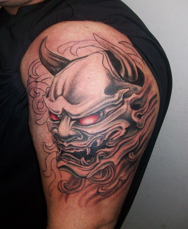 Tatuaggio di mostro con occhi rossi in stile asiatico incompiuto