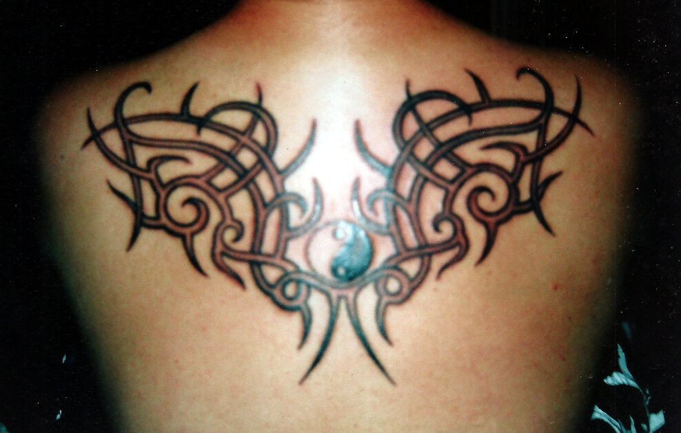 Tatuaje en la espalda, yin yang tribal