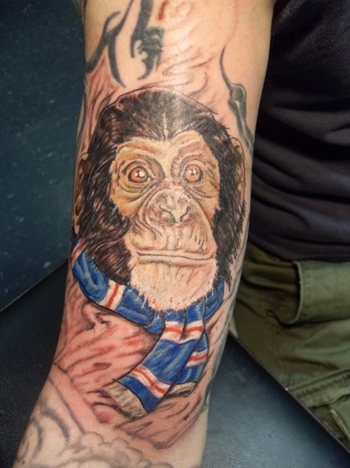 Arm Tattoo von einzigartigem Schimpanse in blauem Schal