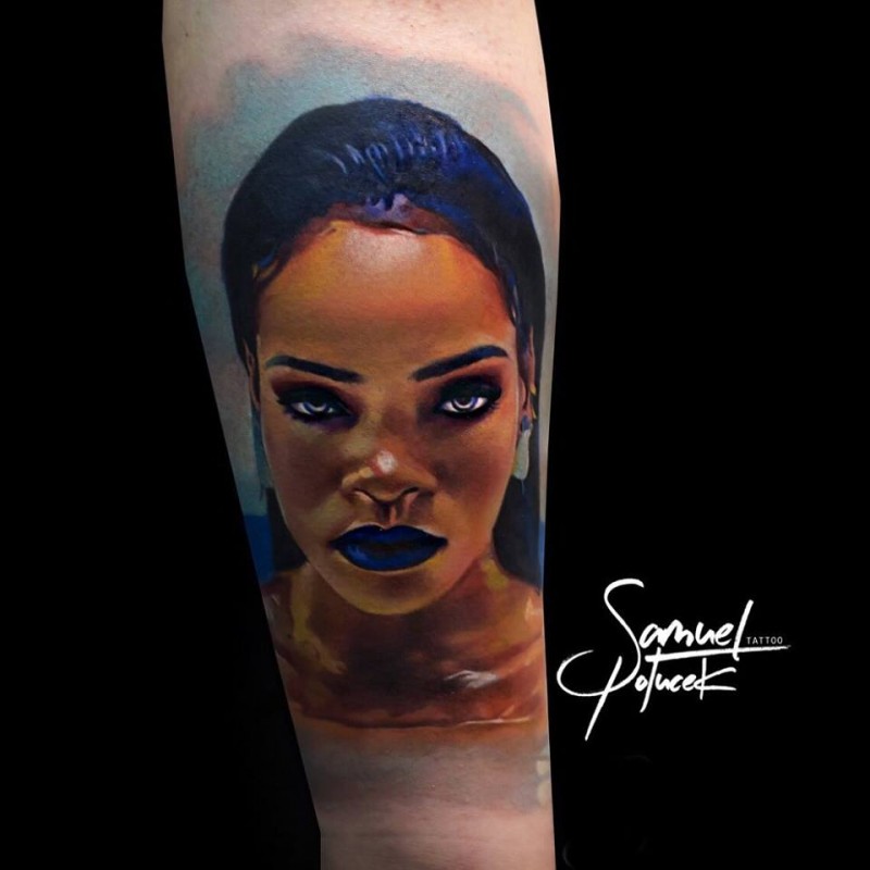 Tatuaggio colorato dall&quotaspetto unico del ritratto di Rihanna