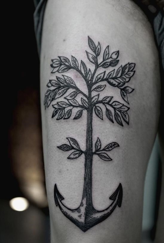 inchiostro nero e bianco ancora albero tatuaggio su coscia