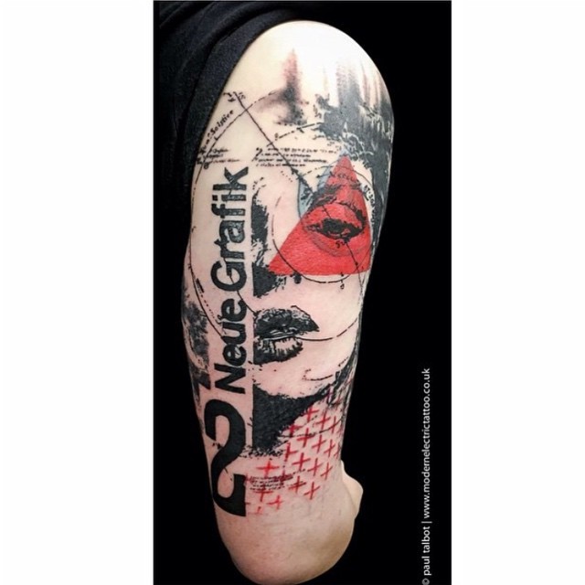 Usual projetado tatuagem colorida de retrato da mulher com rotulação e triângulo vermelho