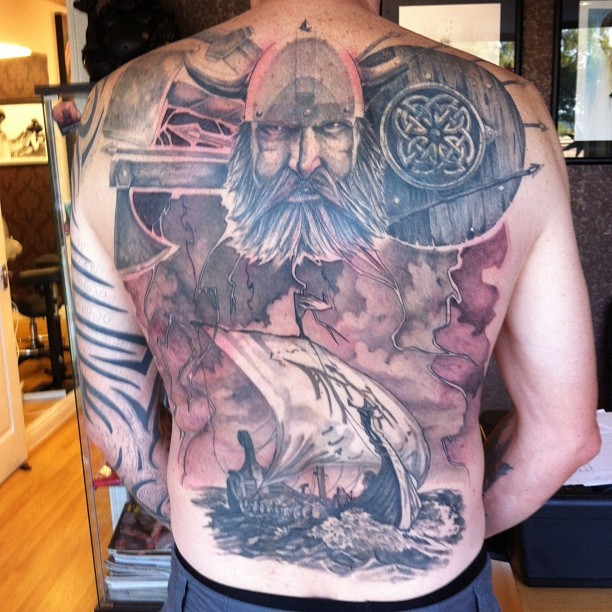 Tatuaje en la espalda completa, vikingo, barco y tormenta inminente