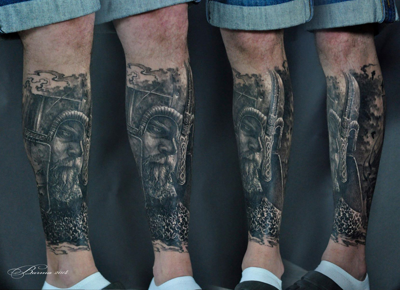 Vikingo en el tatuaje de la aldea en la pierna