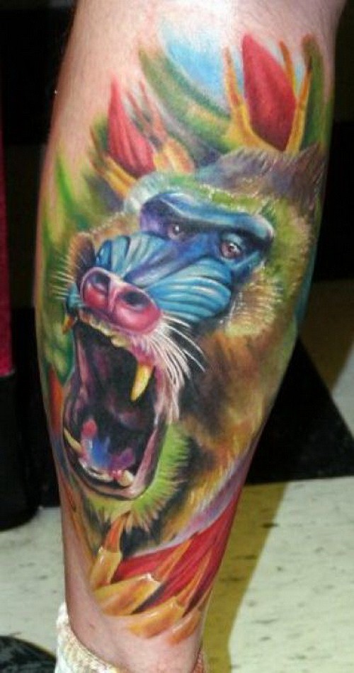Tatuaje en la pierna,
babuino enfadado  pintoresco