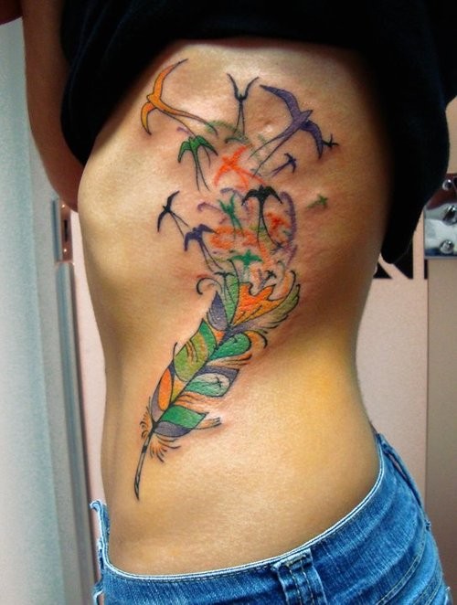 vivaci colori piuma di uccello tatuaggio su lato bodi