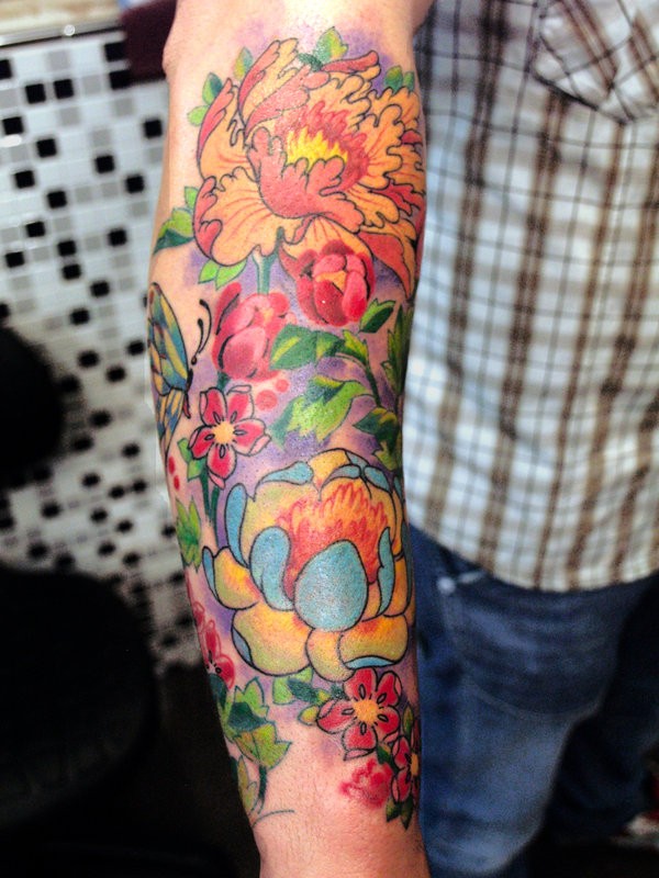 Tatuaje en el brazo, un montón de flores diferentes brillantes