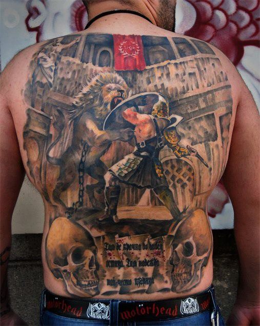 Tatuaje en la espalda,
gladiador lucha con león en la arena