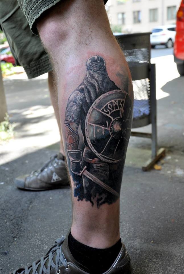 Tatuaje en la pierna, guerrero en armadura y con escudo grande