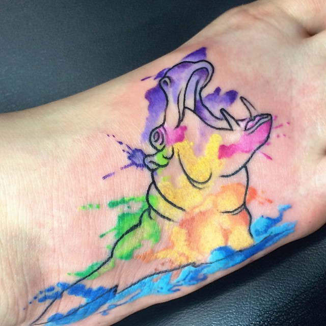Tatuaje en el pie,
hipopótamo hermoso de acuarelas