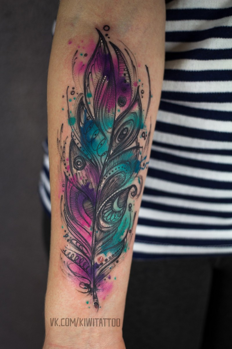 Tatuagem de penas em aquarela no braço