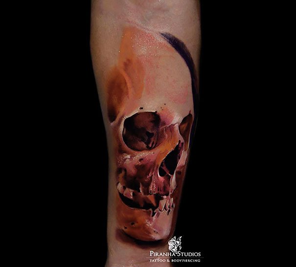 Tatuagem de caveira em aquarela por Piranha