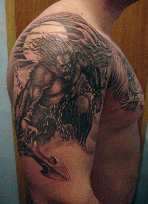 Tatuaje en el brazo, hombre lobo se libera de las cadenas