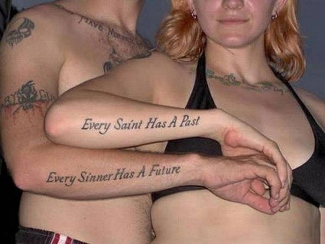 doppio saggio lettere nere citazione tatuaggio per amicizia su braccia