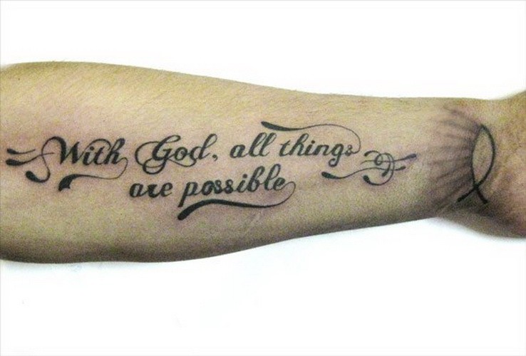 citazione con dio tutto e possibile tatuaggio su braccio