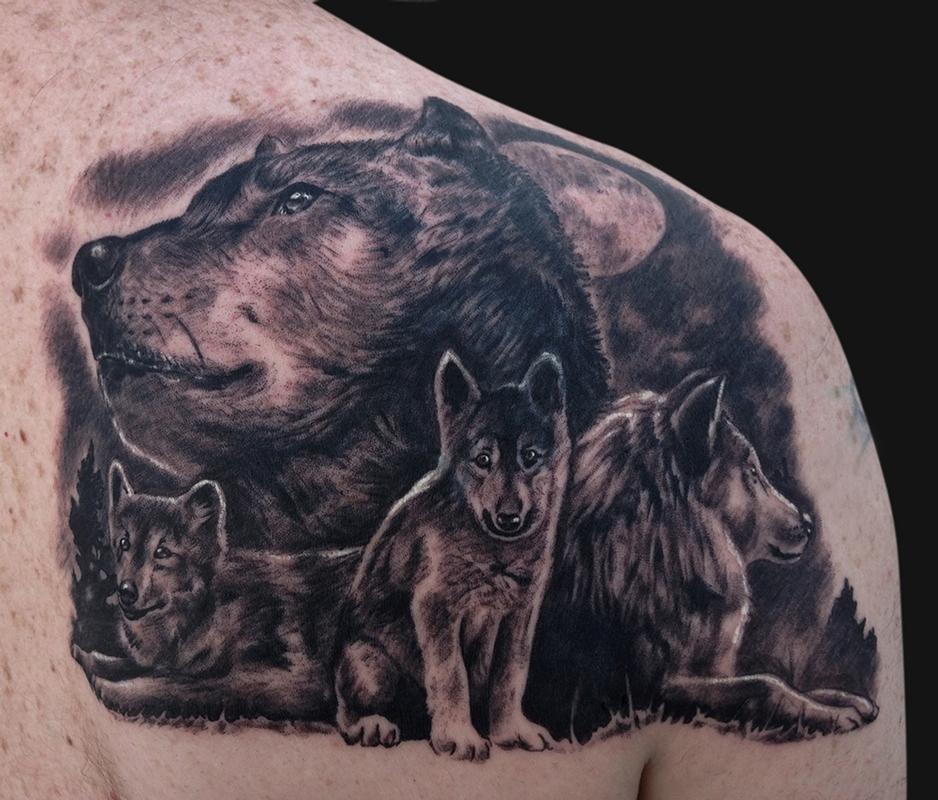 Tatuaggio attraente sulla spalla la famiglia dei lupi