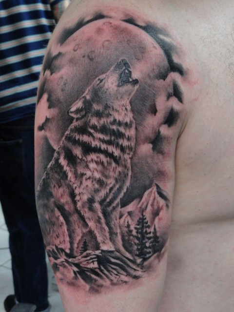 Tatuaggio sul deltoide il lupo che ulula