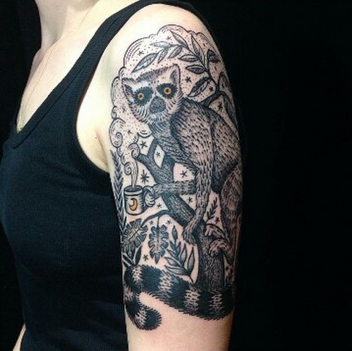 Tatuaje en el brazo,
lémur en la rama de un árbol con taza de té, colores negro y blanco