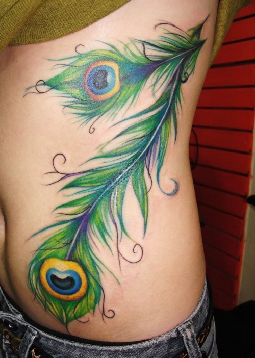 Tatuaje en el costado, plumas de pavo real maravillosas