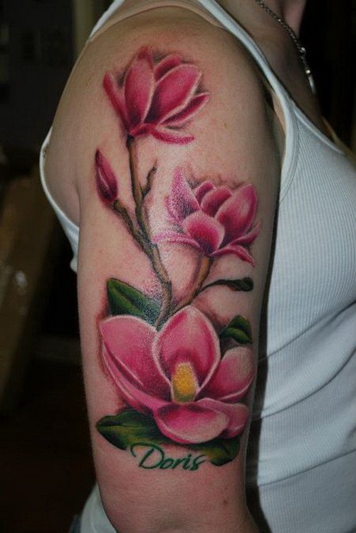 Tatuaje en el brazo, flores de color rosa claro