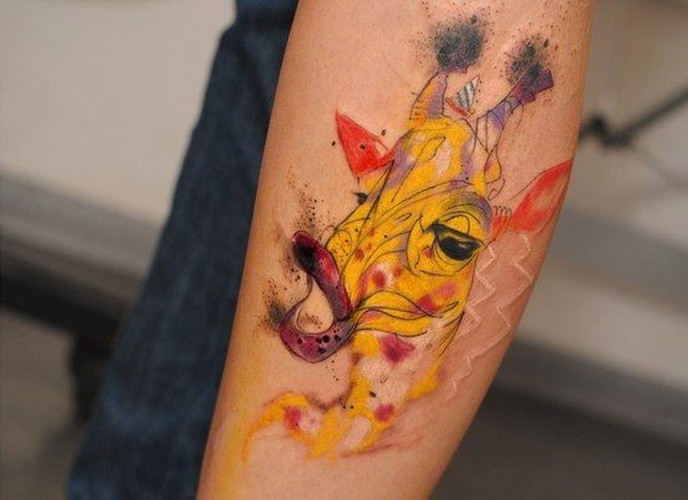Wunderschönes mädchenhaftes Tattoo von gelbem Giraffenkopf am Arm