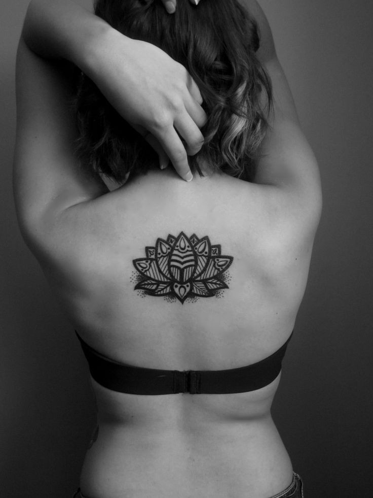 bellissimo fiore loto tribale linee nere tatuaggio su schiena