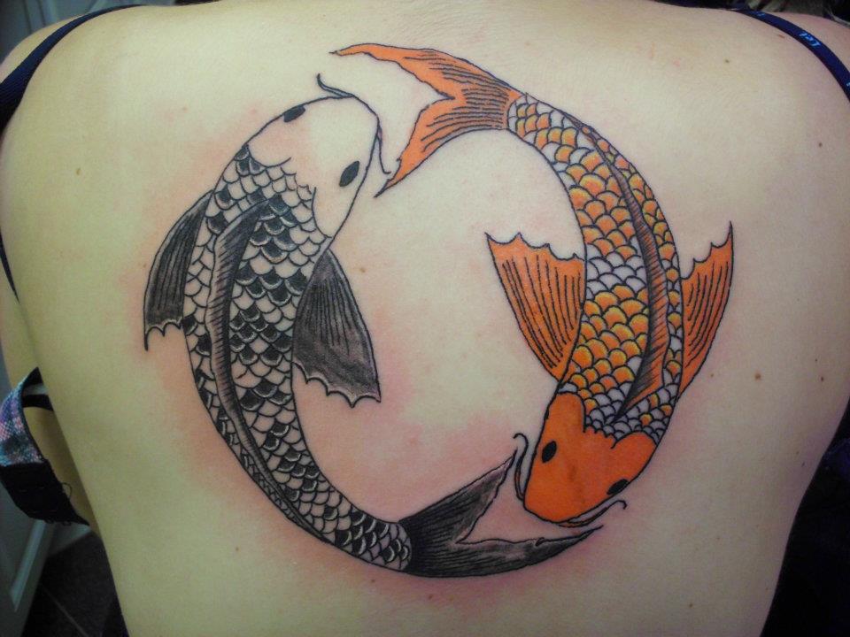 Tatuaggio colorato sulla schiena le carpe koi in stile Yin-Yang