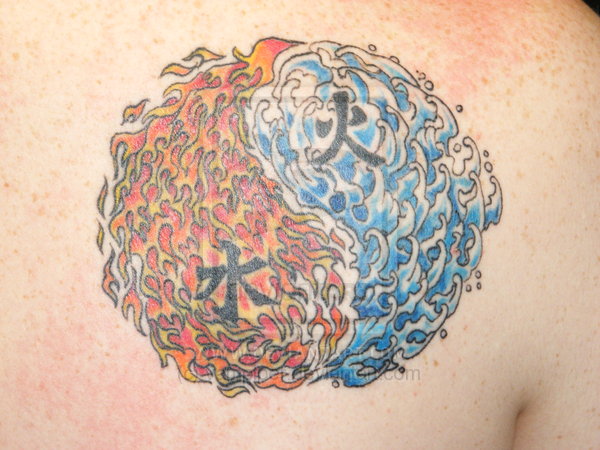 Tatuaje en el hombro, yin yang de colores azul y naranja