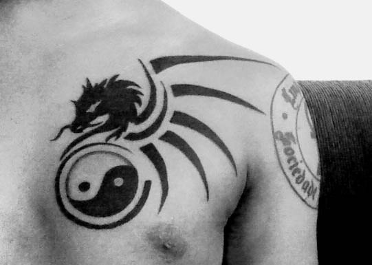 Tatuaje en el hombro, yin yang, cabeza de dragón, estilizado