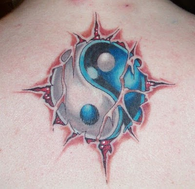 Tatuaje en el hombro, yin yang en la piel