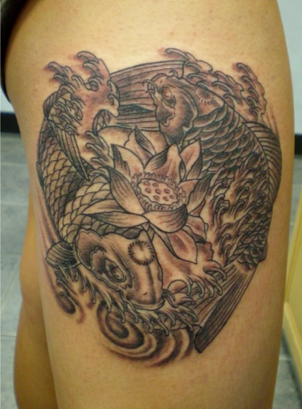 Tatuaje en la pierna, peces y flor en la mitad